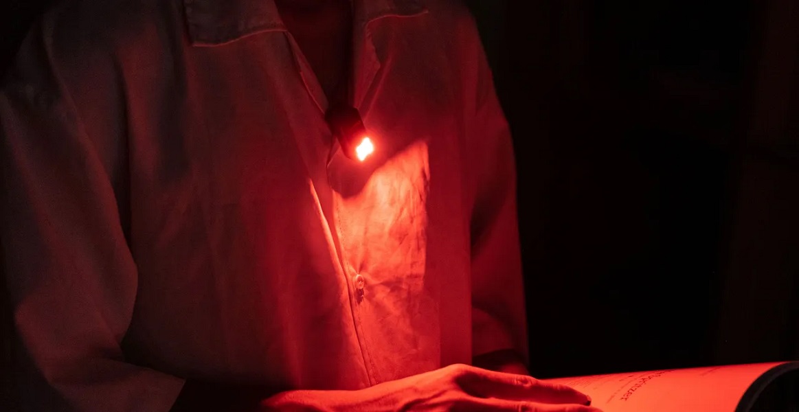 Oclip Clip Light with White and Red Light - Image 11